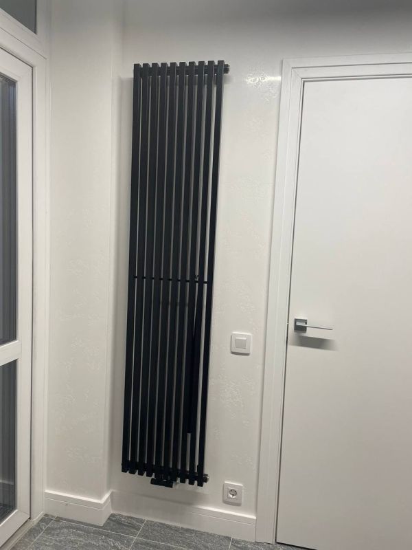 Радіатор дизайн Betatherm 405x1800 Quantum-1 BLACK Вертикал